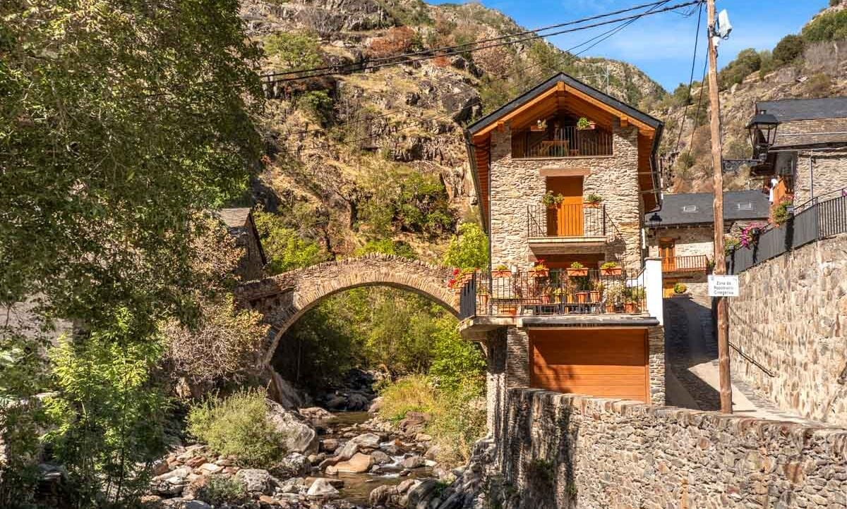 Así es Tavascan, un pueblo de cuento en el Pirineo catalán para huir del calor: conocido por su estación de alta montaña y calles empedradas