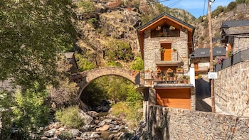 Así es Tavascan, un pueblo de cuento en el Pirineo catalán para huir del calor: conocido por su estación de alta montaña y calles empedradas
