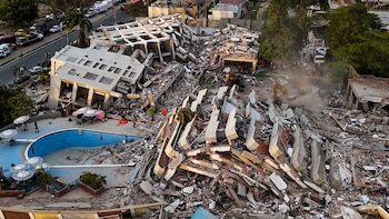 Vista aérea de edificios destruidos en Caraballeda, en La Guaira, tras dos grandes terremotos (Miguel Medina/AP)
