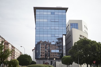 13/09/2021 Palacio de la Justicia de Pamplona, el día de la reanudación de su juicio, a 13 de septiembre de 2021, en Pamplona, Navarra (España). Pachi Izco, expresidente de Osasuna entre los años 2002 y 2012, ha aceptado este lunes su condena por apropiación indebida y por falsedad contable cometidos entre las temporadas 2004-2005 y 2010-2011 el día en que se reanudaba su juicio. La fiscal solicitaba para Izco 14 años de cárcel por un delito continuado de apropiación indebida y otros cuatro delitos por falsear las cuentas, así como que indemnizase al club con 1.480.262,84 euros, cantidad que a su juicio salió de las arcas rojillas sin justificar.
POLITICA
Eduardo Sanz - Europa Press