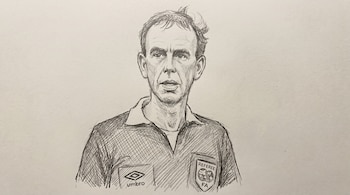 Desenho a lápis sobre papel claro de George Courtney, um homem de meia-idade, cabelos escuros, vestindo uma camisa de árbitro das marcas Umbro e FA.