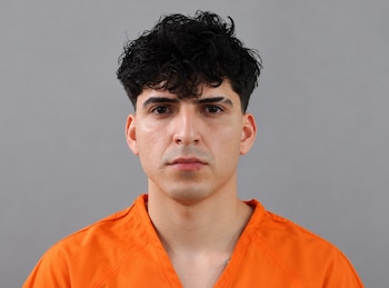 Julián Valverde, conocido en redes como Julián Valjota, permanece detenido en Florida y su caso incluye una retención del Servicio de Inmigración y Control de Aduanas de Estados Unidos.