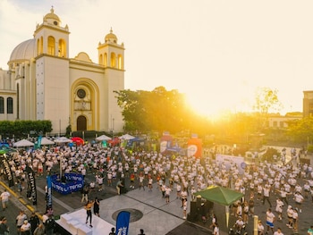 La plaza Gerardo Barrios fue uno de los escenarios principales donde atletas y familias se congregaron al inicio de El Salvador Olympic Run Centro Histórico 2026.