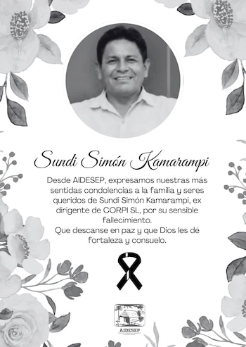 Afiche en blanco y negro con el retrato de un hombre, texto de condolencias, un lazo negro, flores ilustradas y el logotipo de AIDESEP