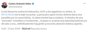 El periodista Carlos Antonio Vélez cuestionó públicamente el sustento de la acción judicial presentada contra los jugadores y la Federación. - crédito @velezfutbol/X