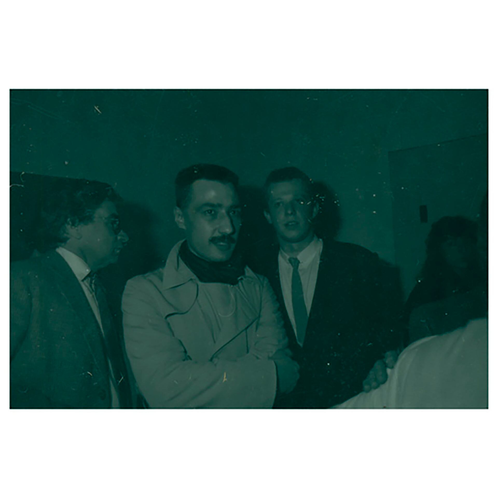 Alfredo Prior y Guillermo Kuitca durante la inauguración de la exposición de Kuitca en la Galería del Retiro en 1986 (Fundación Espigas)