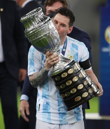 Messi besa la Copa que