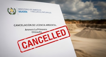 Documento del MARN con texto "Cancelación de Licencia Ambiental Arenera La Primavera Chinautla" y sello "CANCELLED" en cantera.