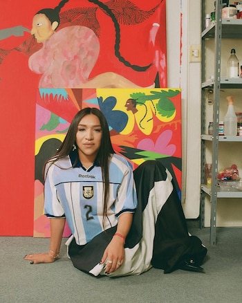 La Chola Poblete reinterpreta la camiseta noventosa en su taller, integrando creatividad y herencia futbolera
