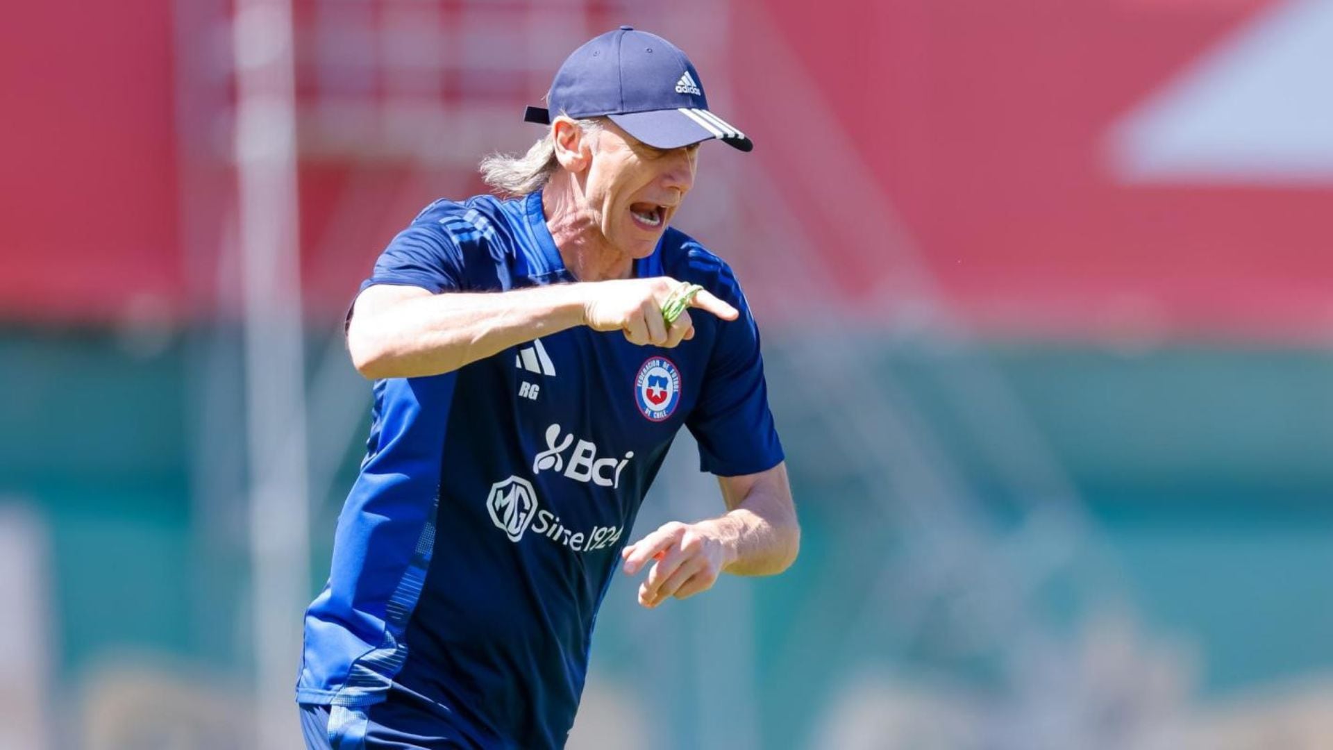 Ricardo Gareca exigiéndose en un entrenamiento en Juan Pinto Durán. - Crédito: ANFP