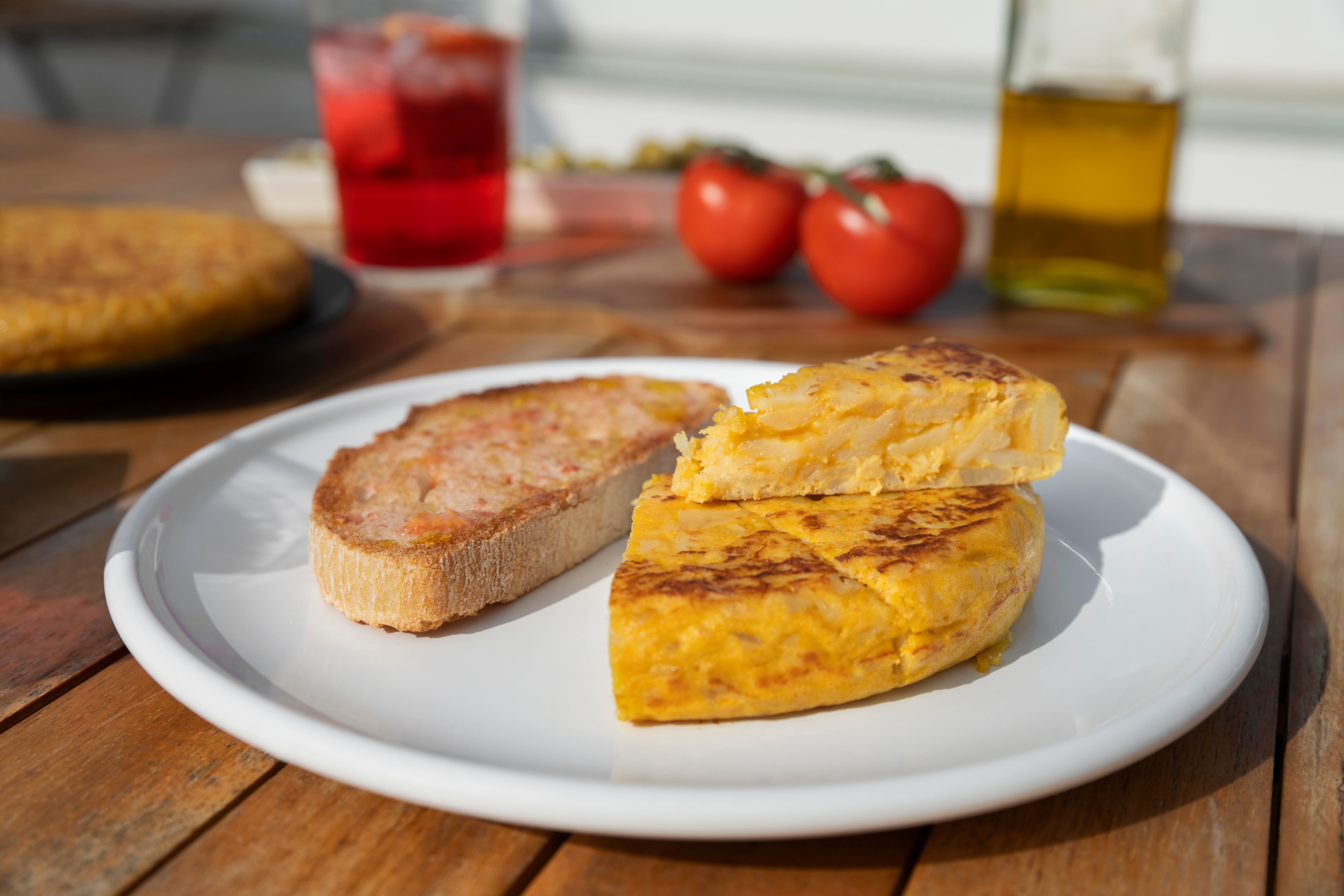 La tortilla de patatas consigue coronarse como el plato más típico de España, según el CIS (Freepik)