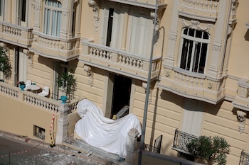 Un equipo de artificieros trabaja en la entrada del edificio de Mónaco donde estalló el paquete bomba que hirió al oligarca y a dos familiares (Valery Hache/AFP)