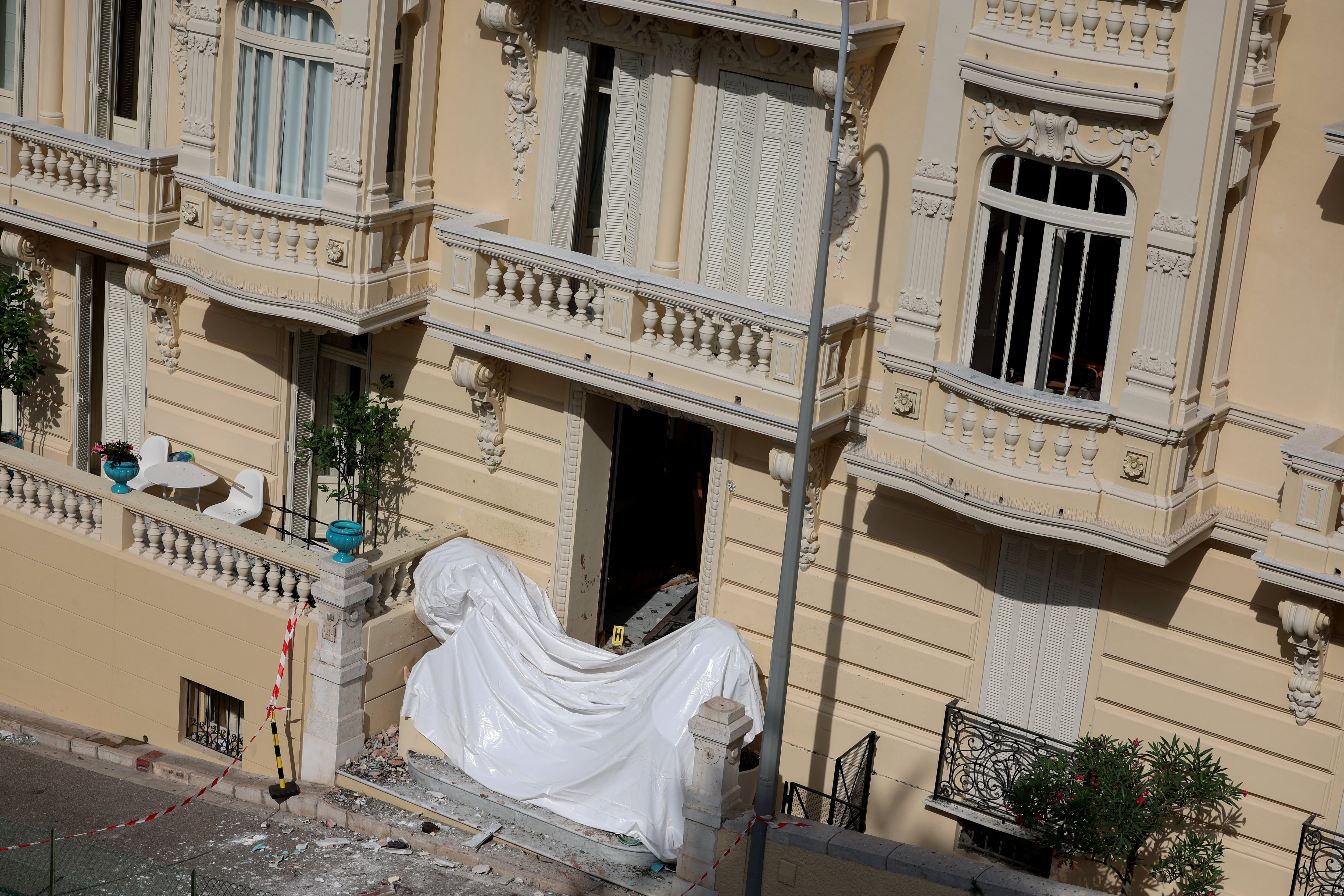 Un equipo de artificieros trabaja en la entrada del edificio de Mónaco donde estalló el paquete bomba que hirió al oligarca y a dos familiares (Valery Hache/AFP)