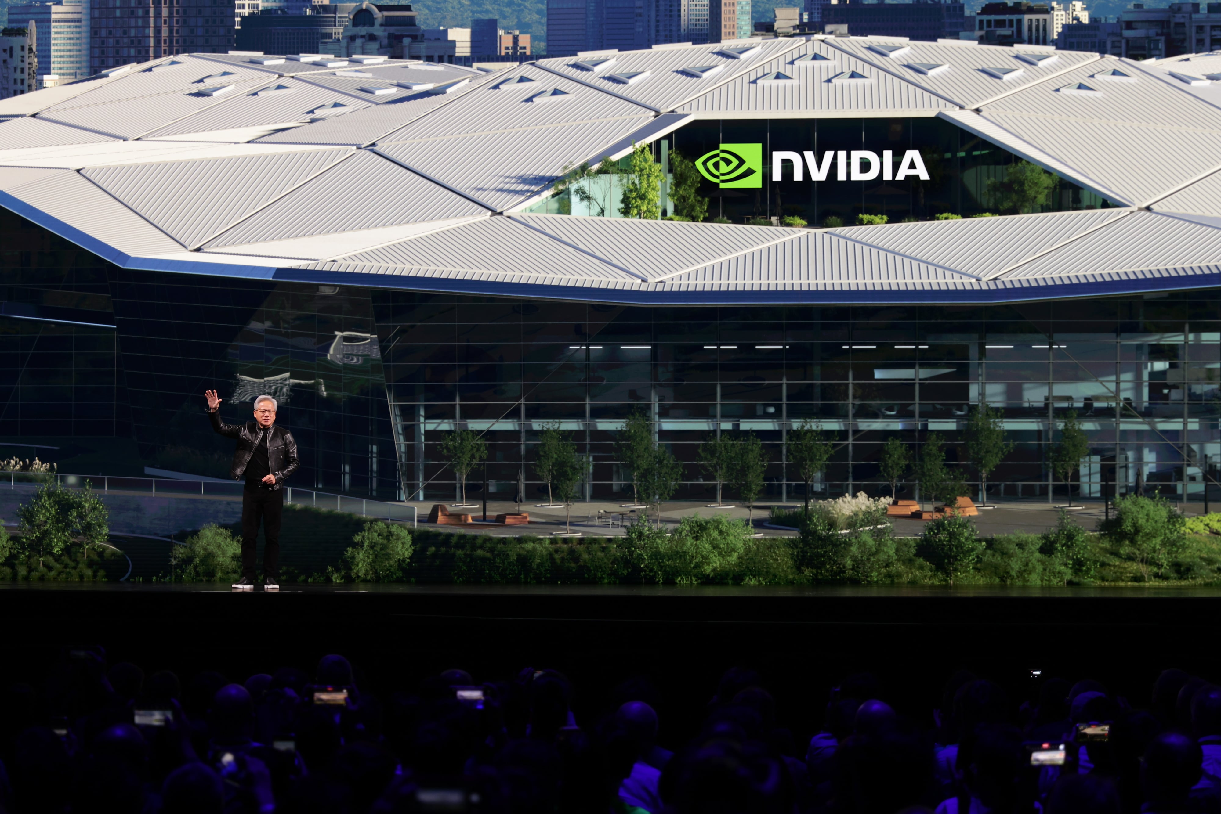 Huang explicó que la crítica en Nvidia debe darse de inmediato y con el objetivo de mejorar el trabajo, no de sancionar. (EFE/EPA/RITCHIE B. TONGO)