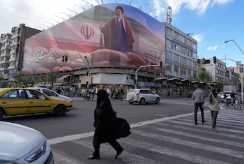 La gente pasa junto a una valla publicitaria que muestra un gráfico que representa al Líder Supremo de Irán, el ayatolá Mojtaba Khamenei, en el centro de Teherán, Irán, el lunes 6 de abril de 2026
(Foto AP/Vahid Salemi)