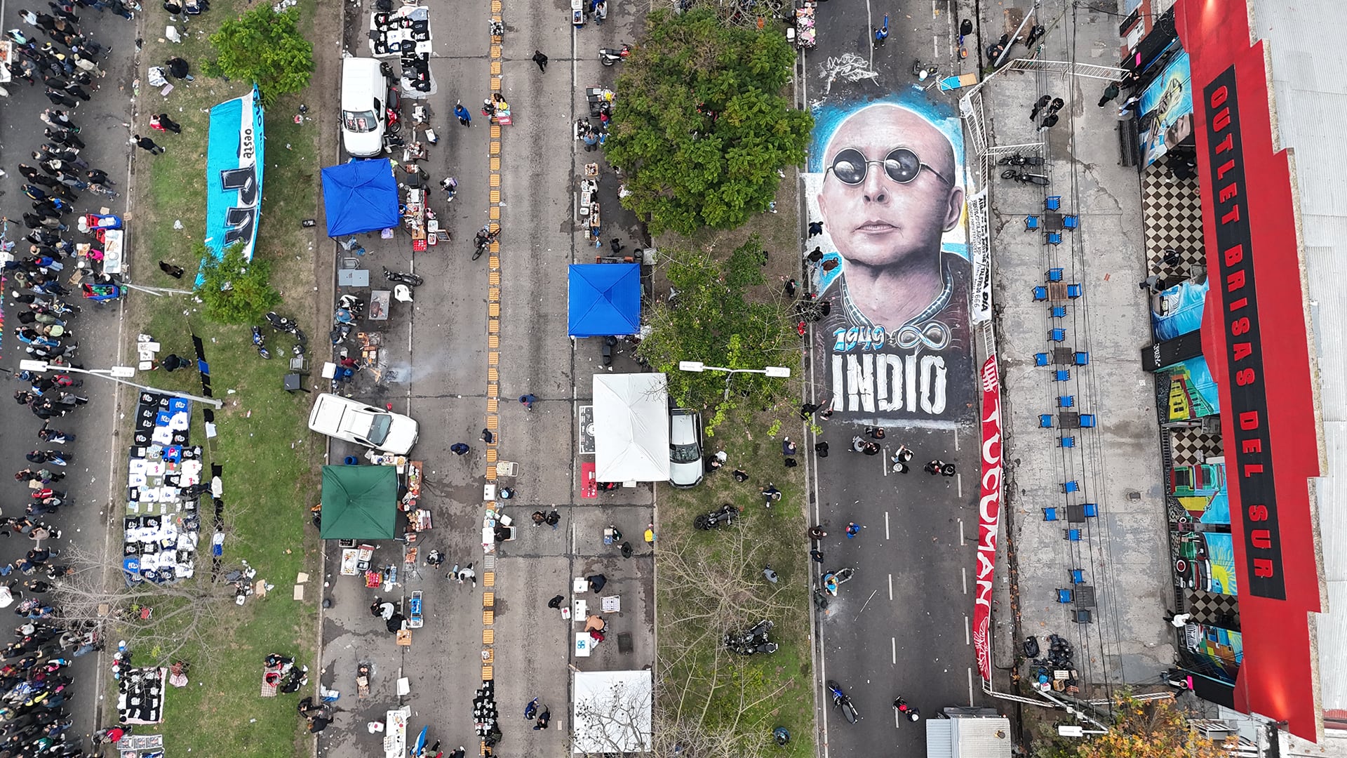 Vista aérea de la inmensa multitud de seguidores de Carlos 'Indio' Solari reunida para su velorio, llenando las calles y espacios públicos con fervor. (Gaston Taylor)
