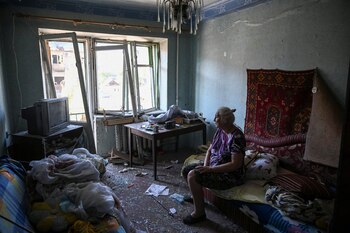 Lydia, de 75 años, en su apartamento destruido por el bombardeo (Reuters)