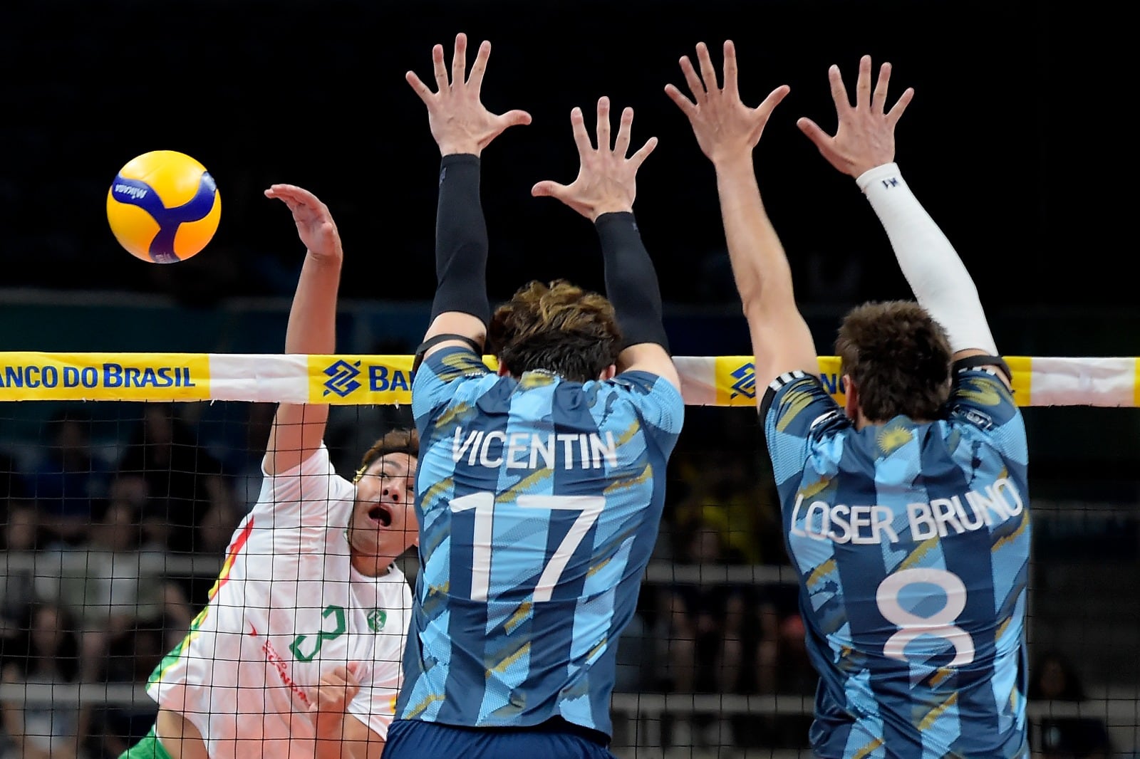 El equipo dirigido por Horacio Dileo llegó a la final ante Brasil después de superar en el torneo a Venezuela, Colombia, Chile y Bolivia. (@Voley_FeVA)