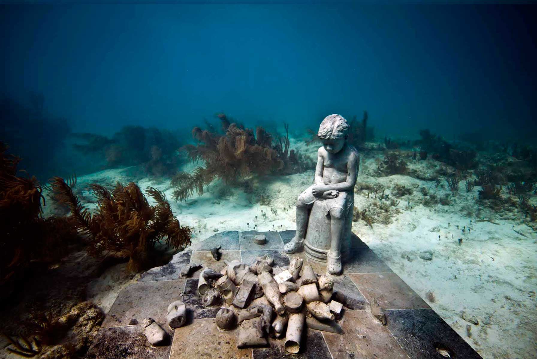 Más de 500 esculturas de concreto descansan en el Mar Caribe y se van transformando con el paso del tiempo (Foto: Museo Subacuático del Arte)