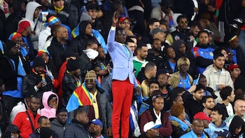 Quién es Lumumba Vea, el fanático del Congo que se volvió viral por permanecer inmóvil durante los partidos