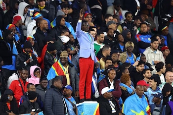Lumumba Vea se volvió viral por permanecer inmóvil durante los 90 minutos de los partidos del Congo con el brazo derecho en alto (Reuters)