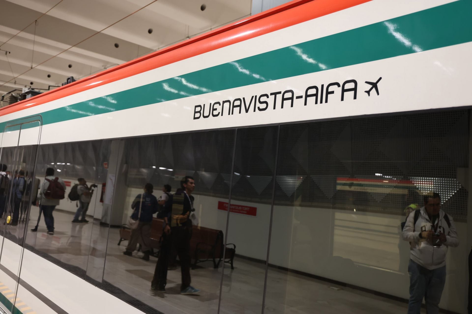 CIUDAD DE MÉXICO, 26ABRIL2026.- Claudia Sheinbaum Pardo, presidenta de México, encabezó la inauguración del Tren Felipe Ángeles Buenavista-AIFA. Con esta transporte los usuarios del Aeropuerto Internacional Felipe Ángeles harán 60 minutos de la estación Buenavista y tendrá un costo de 45 pesos, aunque esta tarifa solo es promocional por la inauguración de operaciones. FOTO: PRESIDENCIA/CUARTOSCURO.COM