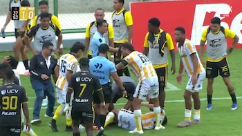 Jugador de Juan Pablo II sufrió escalofriante lesión y fue retirado en ambulancia en duelo con CD Moquegua por Liga 1 2026