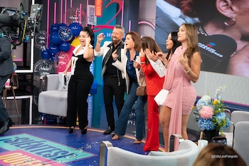 Seis personas, incluyendo a Chiquibaby y Jorge Bernal, ríen y aplauden en un colorido estudio de televisión con globos y el logo de '¡Siéntese quien pueda!'
