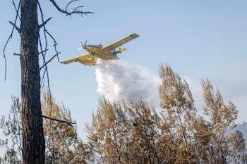 Bomberos actúan ante el incendio originado este miércoles en Gavà (Barcelona). (Quique García/EFE)