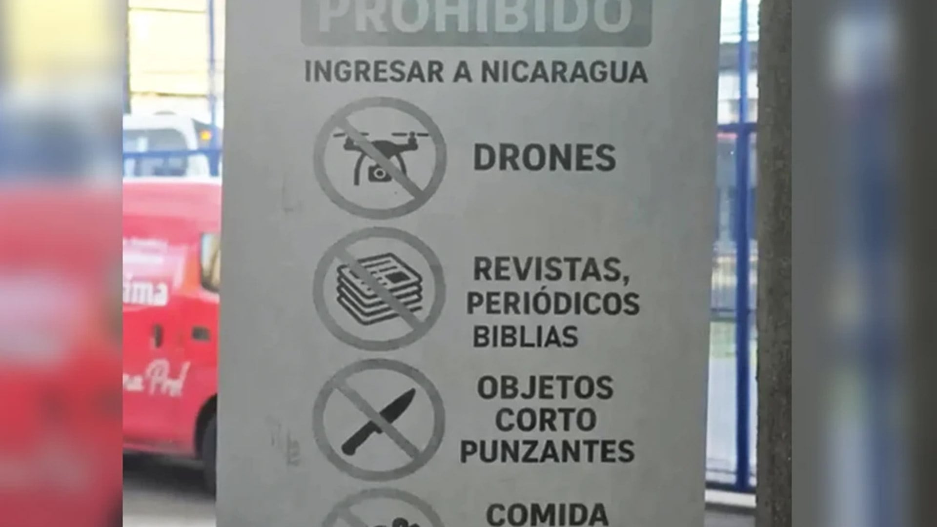 El aviso en una terminal de buses se explica por sí solo.