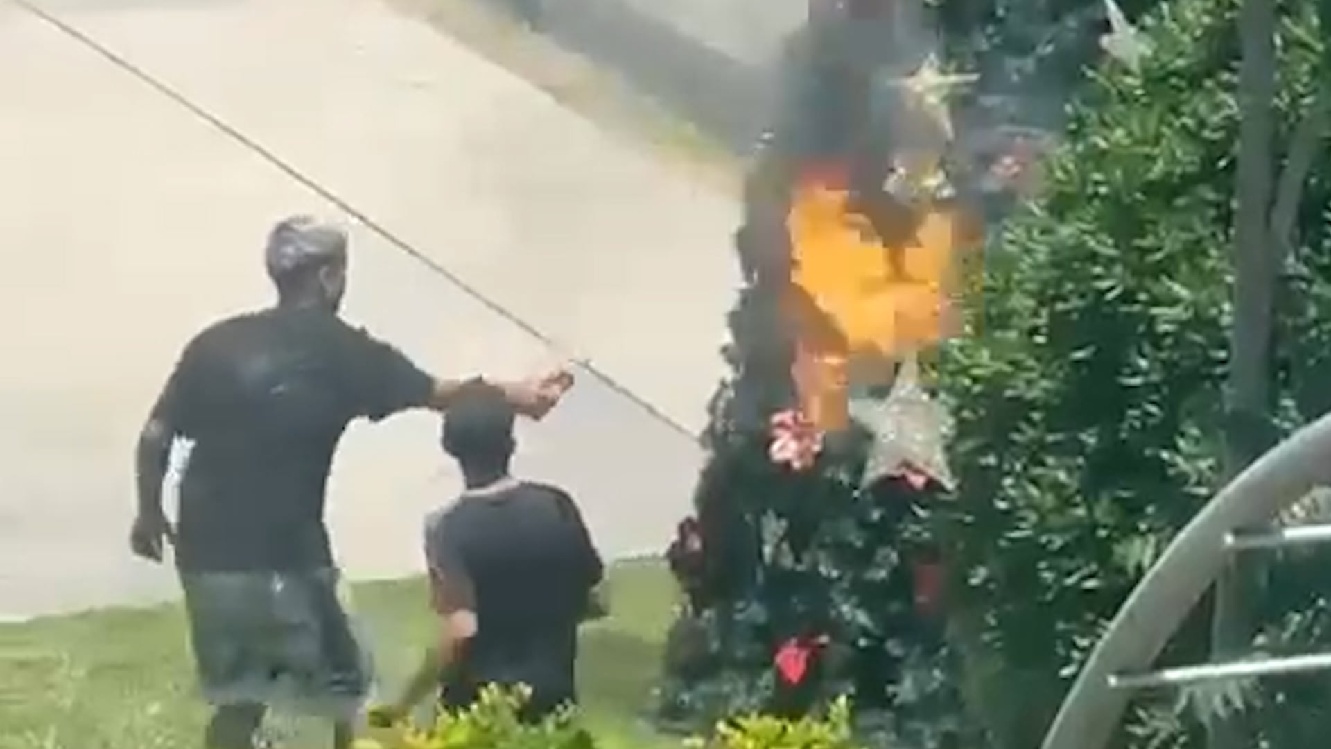 El momento en que los manifestantes prenden fuego el árbol de navidad del municipio de Lanús