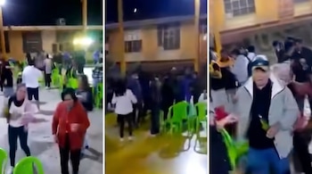 Tres imágenes que muestran a personas en un patio nocturno con sillas verdes de plástico frente a un edificio.