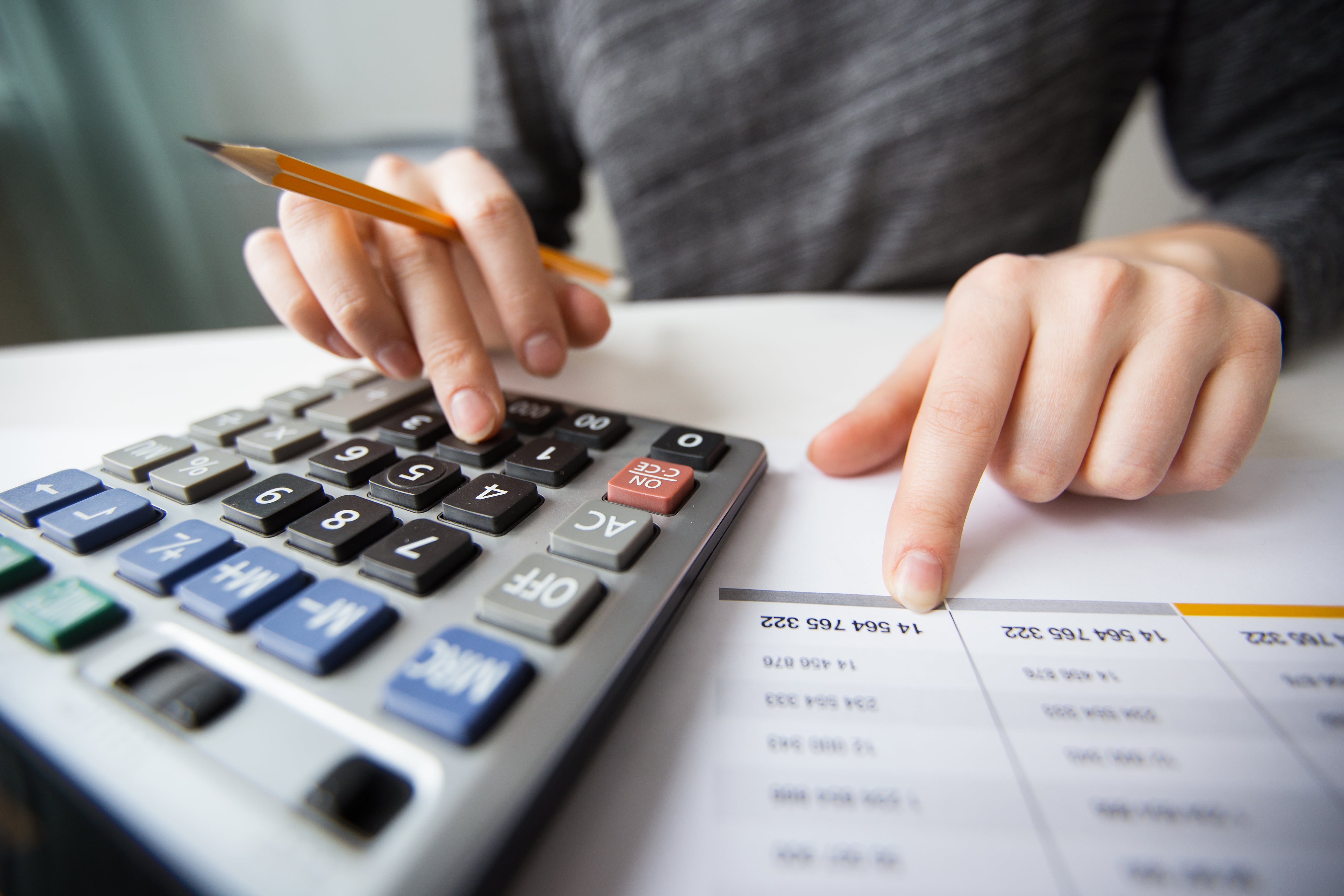 La nómina también especifica detalladamente cada deducción que se aplica al salario bruto. (Freepik)