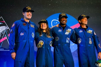 De izquierda a derecha, Jeremy Hansen, Christina Koch, Victor Glover y Reid Wiseman, la tripulación del Artemis II, durante una rueda de prensa tras su misión en órbita lunar, en Houston, el sábado 11 de abril de 2026. (Raquel Natalicchio/Houston Chronicle vía AP)