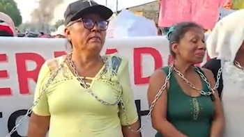 Padres se encadenan, queman llantas