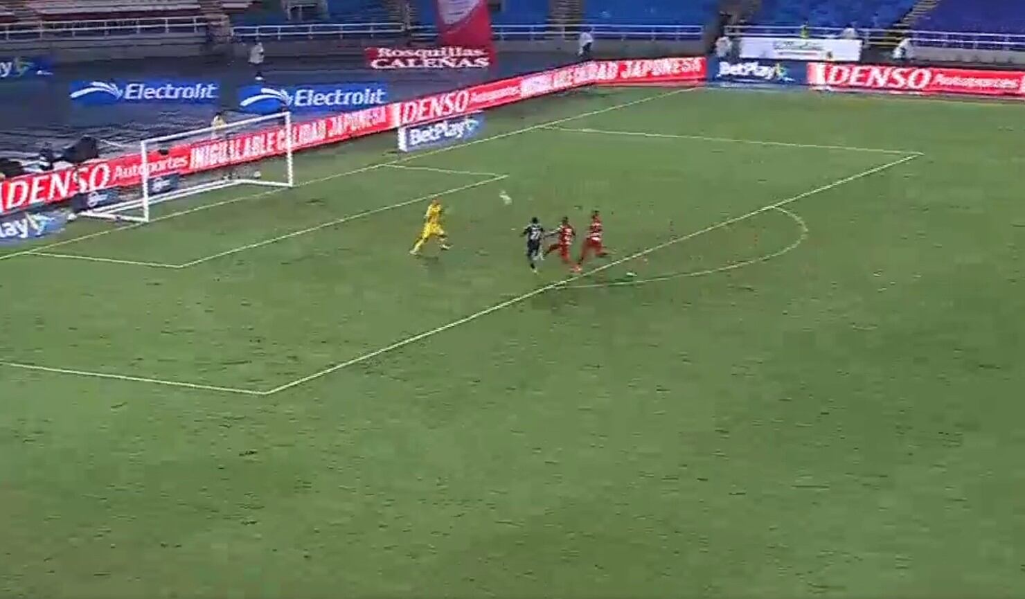 Este fue el momento en que Brayan León levantó el balón para superar al portero Jorge Soto - crédito Captura de video Win Sports