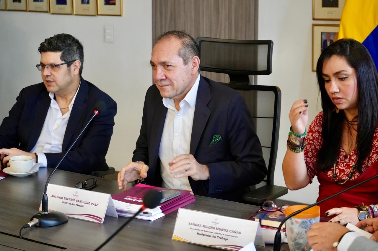 El retiro de Fenalco de la mesa de salario mínimo generó tensiones en la negociación entre gremios y Gobierno - crédito @MintrabajoCol/X