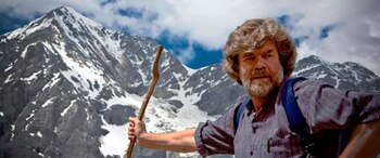 Reinhold Messner en una de sus caminatas de exploración por las regiones de los Alpes, dedicado plenamente a la divulgación y a su red de museos culturales