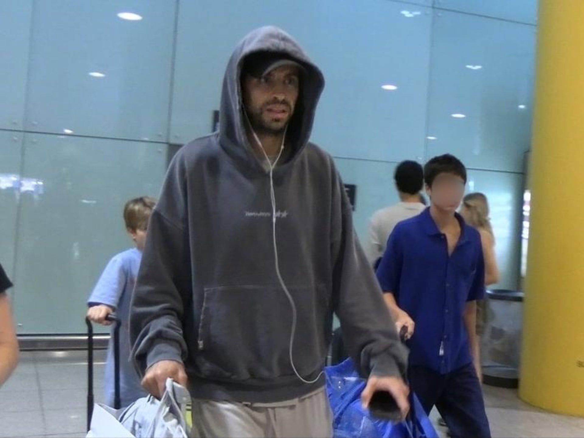 Gerard Piqué regresa a Barcelona con sus hijos tras 'coincidir' con Shakira en la final del Mundial