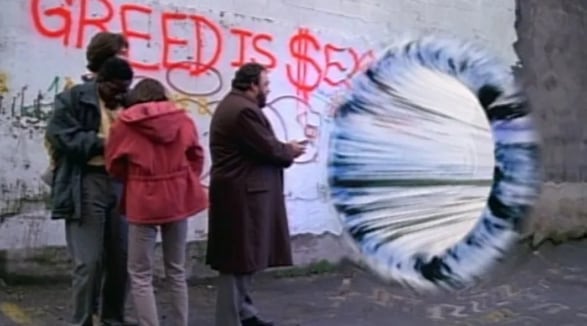 Sliders transforma el puente Einstein-Rosen en un artefacto de aventuras entre universos alternativos, jugando con las posibilidades del “qué pasaría si” (Sci-Fi Channel)