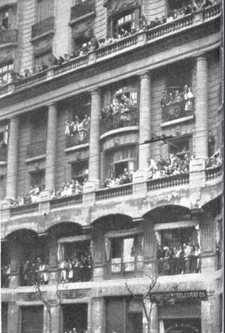 La gente pobló los balcones para darle el último adiós al expresidente. Fotografía de la revista Caras y Caretas del frente de un edificio de avenida de Mayo