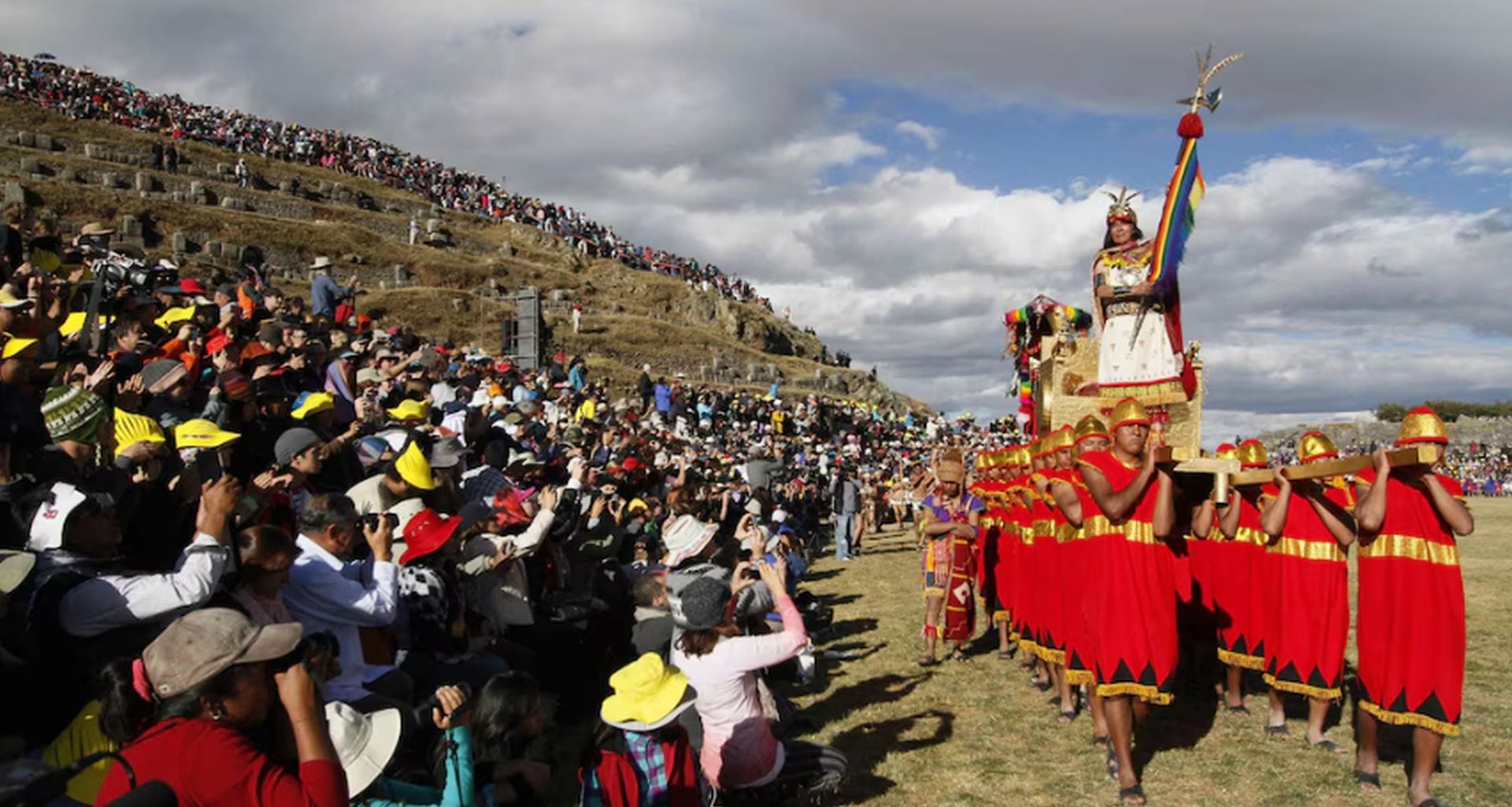 Miles de personas siguen cada año una representación que revive el esplendor del mundo inca. Música, danzas y rituales simbólicos acompañan el recorrido por los principales espacios históricos de Cusco. (Andina)