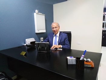 Ernesto Navarro Marín, médico infectólogo, en su consultorio, donde suma casi seis décadas de experiencia en la medicina salvadoreña (Cortesía: Digital Doc).