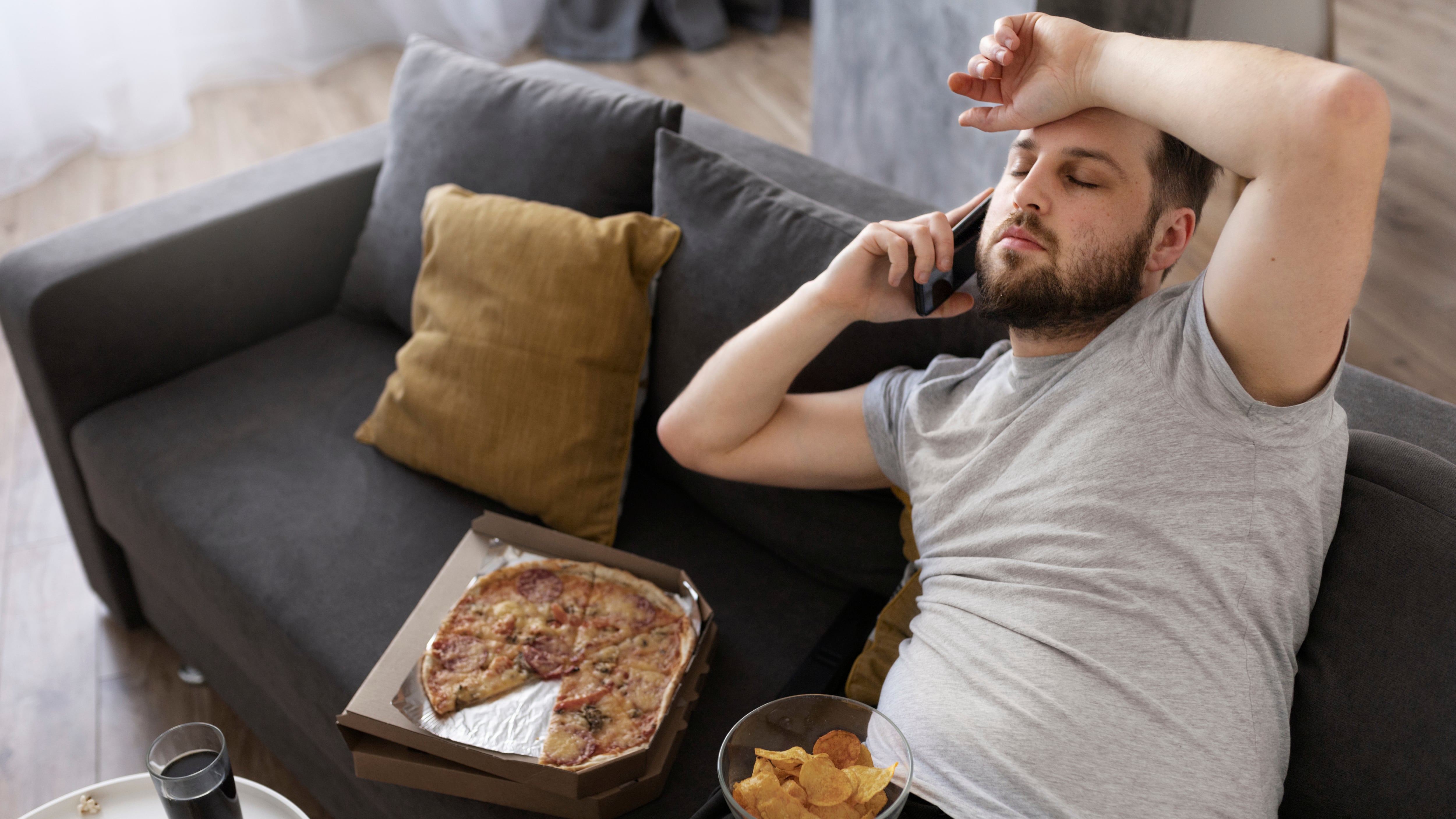 La vida sedentaria aumenta el riesgo de obesidad, enfermedades cardiovasculares y ciertos tipos de cáncer (Crédito: Freepik)