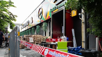Tailandia eleva a 41 el balance de muertos por el incendio desatado en un pub de Bangkok a mediados de julio