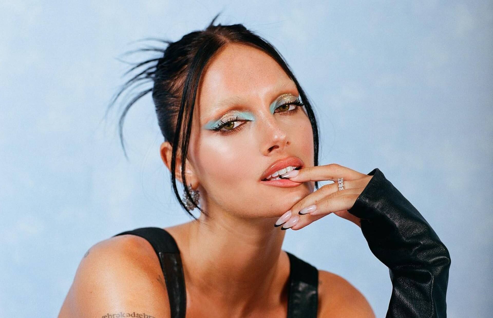 El gesto de decolorar cejas transforma la expresión facial y permite resaltar otros rasgos del maquillaje