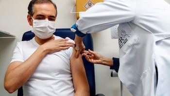 Quiénes recibirían la vacuna “universal y gratuita” en México