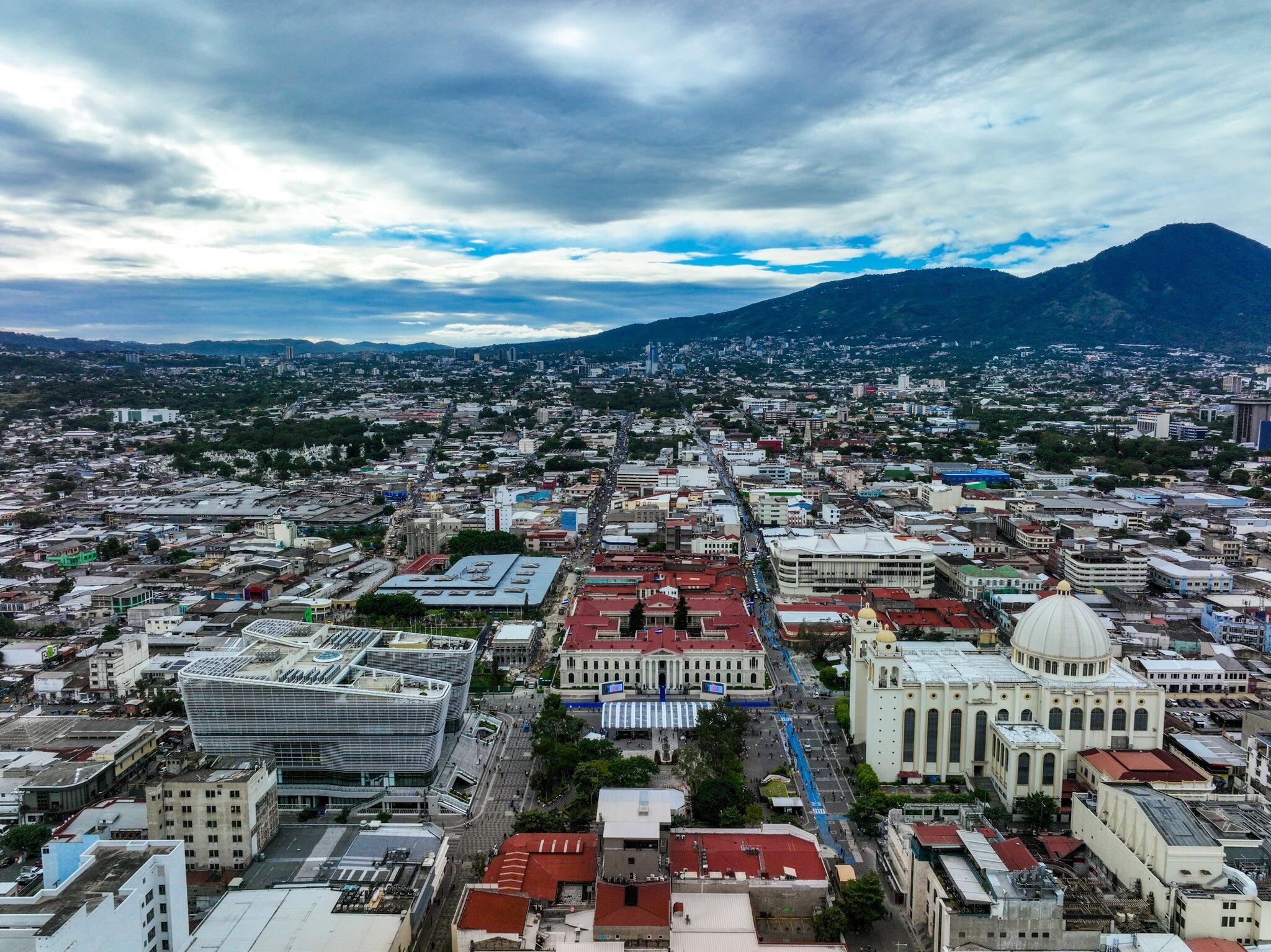 El Gobierno de El Salvador ejecutó el 84,8% del presupuesto modificado 2025, alcanzando una inversión de USD 9.523,6 millones en áreas clave. (Imagen destacada)