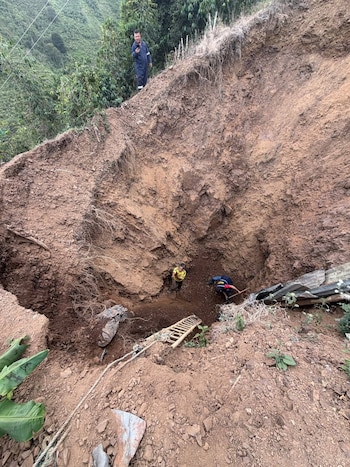 El Cuerpo Voluntario de Bomberos de El Águila activó el operativo de búsqueda y rescate después del derrumbe durante una excavación manual- crédito Bomberos Voluntarios El Aguila Valle/Facebook