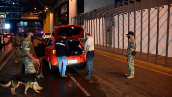 Autoridades revisan un vehículo durante